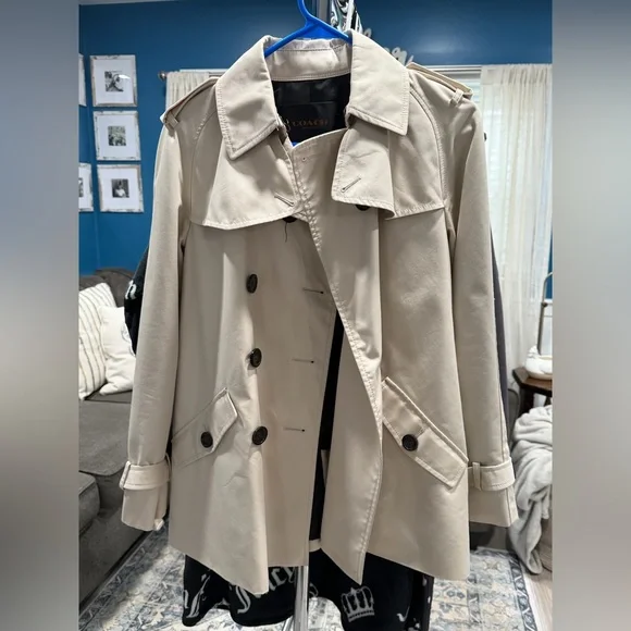 Coach 🧥 - Picture 2 of 5